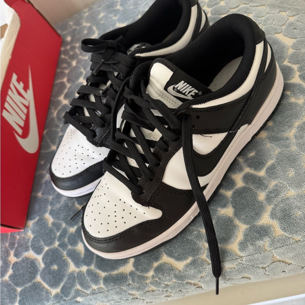 Nike Dunks- women’s Black and white